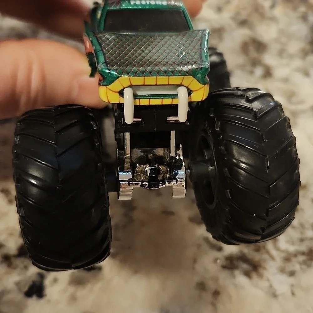 Hot Wheels Monster Trucks Fan Favorites Snake Bite 1:64 scale
